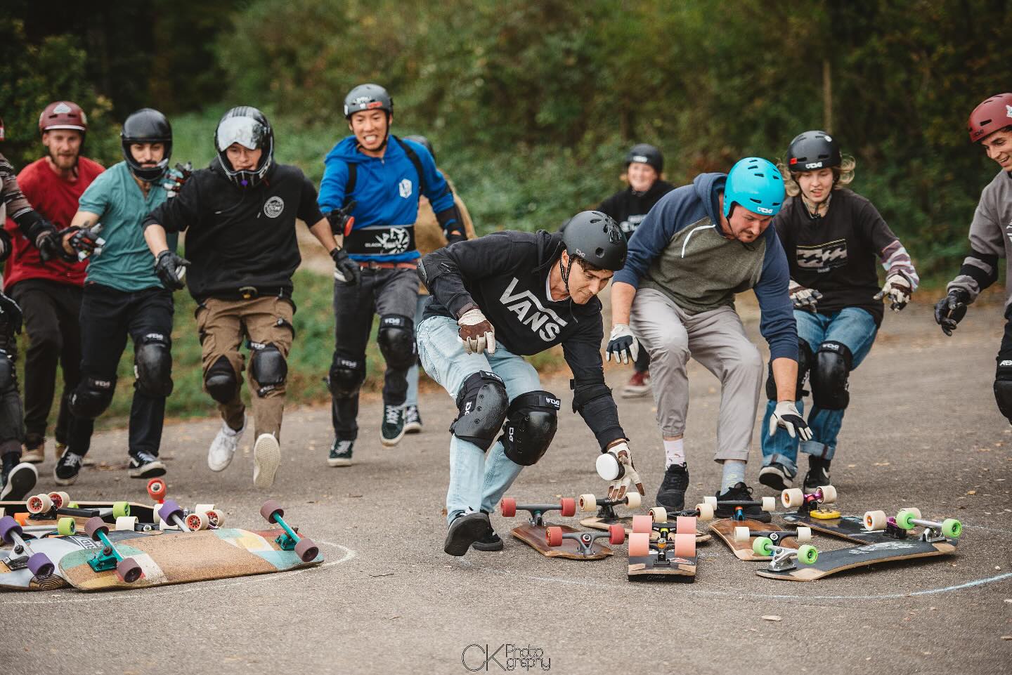 Ready. Set. Go!🛹💨
The time has come party people:
Registration for the Super Sicke Slide Session Vol. 3 is officially open🥳
Link in Bio.
Places are limited to 50 for the Freeride/Race on Sunday due to our shuttle capacities. Visitors must register as well. Find further information in the registration form.
So go safe your spot for Germanys most beginner friendly Slide Jam and Freeride - Freiburg Style✨🌈😘
