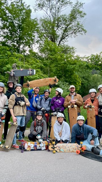 Sommersemester☀️
.
.
🎬 @samuel.schirra 
.
.
#freiburgfreeridecrew #longboarding #cruising #himmelreichtour #pumptrack #cornersession #beginner #slidesession #communitybuilding #makedhskatinggreatagain