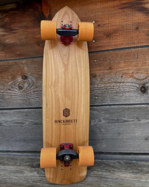Ihr braucht n neues Downhill Brett mit minimalem Concave, Flex und Gewicht? Dann checkt mal die Semmel 2.0 aus. Das Brett haben wir zusammen mit Hack entwickelt um das Hackbrett Sortiment um ein modernes Race Deck zu erweitern und wir sind ziemlich zufrieden mit dem Ergebnis😌
.
Hack hat letztens 4 Stück hergestellt die im online Shop zu erwerben sind. Link gibt’s in der Bio. Checkts  mal aus und supported uns und eine der ältesten Brettschmieden der Republik @hackbrettlongboards 🤘🏾
.
Produktbeschreibung:
„Die Semmel 2.0 ist ein modernes Downhill Brett bei dem keine Wünsche offen bleiben. Die Keule ist in enger Zusammenarbeit mit der @freiburgfreeridecrew entstanden mit einem klassischen Hackbrett Shape
Die Besonderheit bei diesem Brett ist, dass der Kern gefräst wird bevor die letzte Carbon Lage und das Topsheet aufgepresst werden. Dadurch bekommt das Brett eine aussergewöhnliche Steifigkeit und stabilität bei maximal großen Wheelwells. 
Länge: 83cm
Breite: 23cm
Wheelbase Optionen von 48 bis 55,5cm
Material: Kirschbaum, Esche, Carbon“
.
.
#hackbrettlongboards #semmel2.0 #modernracedeck #downhilllongboard #downhillskateboarding #downhilllongboarding #freiburgfreeridecrew #communitybuilding #makedhskatinggreatagain