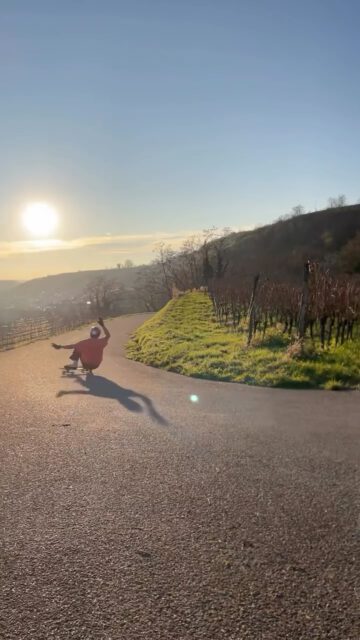 Fall hin
Steh auf
Es hört
Nicht auf
.
.
🎬 @samuel.schirra
.
.
#freiburgfreeridecrew #downhillskateboarding #downhilllongboarding #makedhskatinggreatagain #communitybuilding #skatingwithfriends #vineyardskating #slidesession #autumnskating